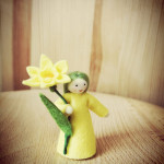 Babák kis virágokkal a kezükben - Sárga nárcisz tündér