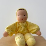 Bebeluș în rochie galbenă cu imprimeu floral